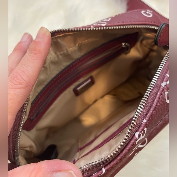 New!! Guess Camera Bag - Picture 7 of 8